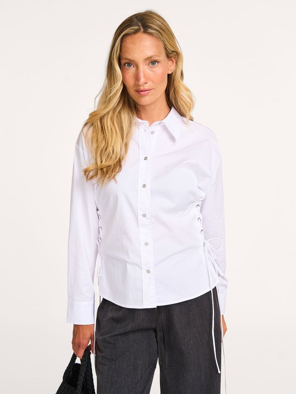 Ontdek de Poppy katoenmix blouse van Co'Couture in de kleur wit bij Orangebag. Op werkdagen voor 21:45 besteld, morgen in huis.