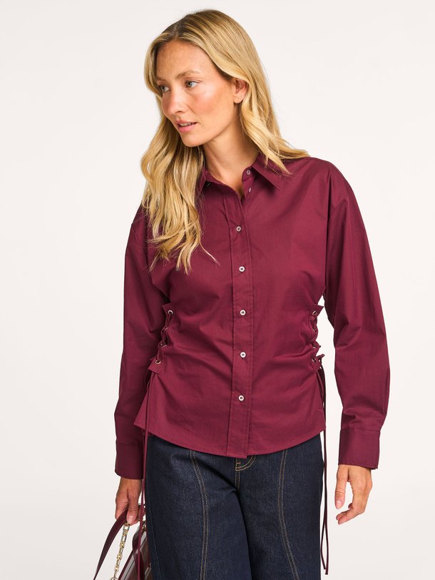 Ontdek de Poppy katoenmix blouse van Co'Couture in de kleur bordeauxrood bij Orangebag. Op werkdagen voor 21:45 besteld, morgen in huis.