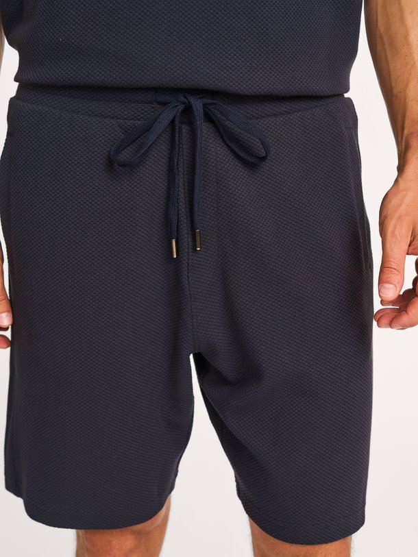 Ontdek de Brikko katoenmix short van Drykorn in de kleur donkerblauw bij Orangebag. Op werkdagen voor 21:45 besteld, morgen in huis.