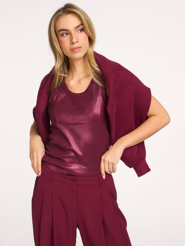 Ontdek de Katoenmix metallic rib tanktop van Summum in de kleur bordeauxrood bij Orangebag. Op werkdagen voor 21:45 besteld, morgen in huis.