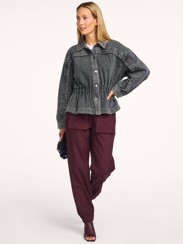 Ontdek de Kellan denim jack van Co'Couture in de kleur donkergrijs bij Orangebag. Op werkdagen voor 21:45 besteld, morgen in huis.