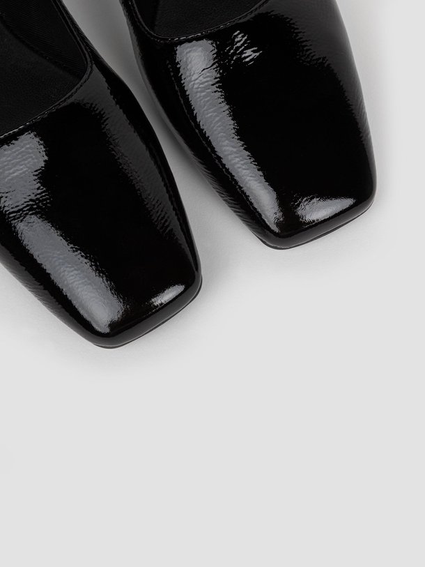 Ontdek de Delia laklederen ballerina's van Vagabond Shoemakers in de kleur zwart bij Orangebag. Op werkdagen voor 21:45 besteld, morgen in huis.