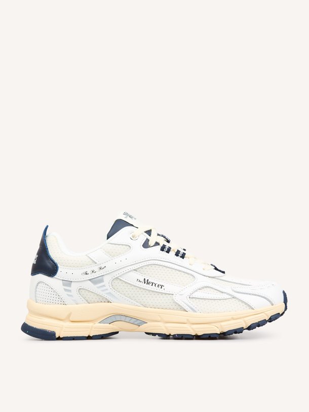 Ontdek de The Re-Run Vintage mesh sneakers van Mercer Amsterdam in de kleur donkerblauw bij Orangebag. Op werkdagen voor 21:45 besteld, morgen in huis.