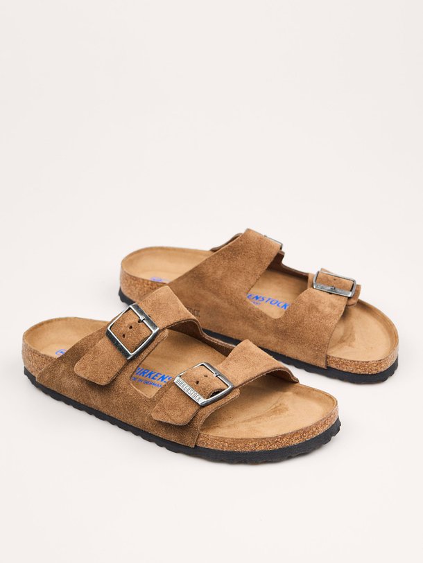 Birkenstock Arizona - Suède Big Buckle Slippers - Bruin Ontdek de Arizona suède big buckle slippers van Birkenstock in de kleur bruin bij Orangebag. Op werkdagen voor 21:45 besteld, morgen in huis.