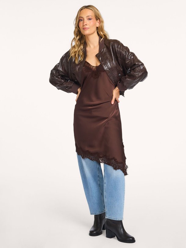 Ontdek de Naomi geweven jurk met kant van Haute L'Amitié in de kleur donkerbruin bij Orangebag. Op werkdagen voor 21:45 besteld, morgen in huis.