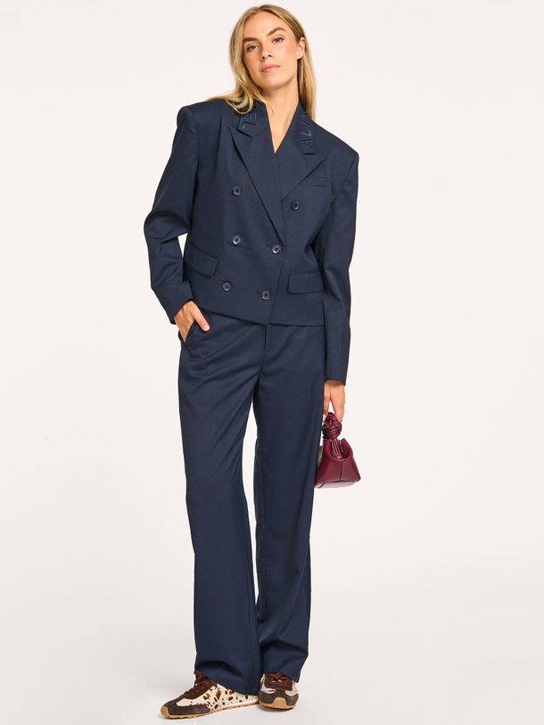 Ontdek de Viscosemix broek van Alix The Label in de kleur donkerblauw bij Orangebag. Op werkdagen voor 21:45 besteld, morgen in huis.