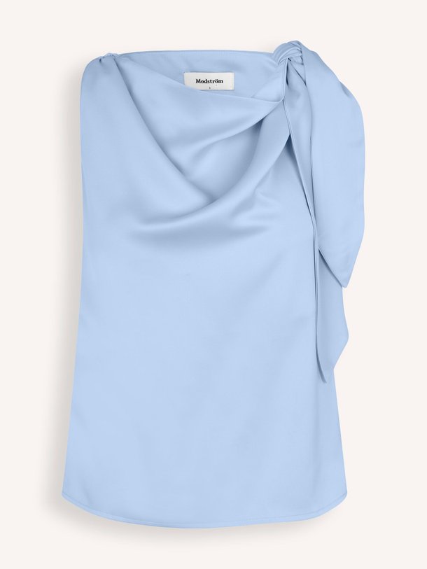 Ontdek de Katja geweven top van Modstrom in de kleur lichtblauw bij Orangebag. Op werkdagen voor 21:45 besteld, morgen in huis.