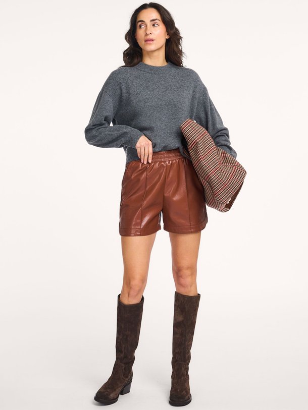 Ontdek de Leatherlook short van Frnch in de kleur bruin bij Orangebag. Op werkdagen voor 21:45 besteld, morgen in huis.