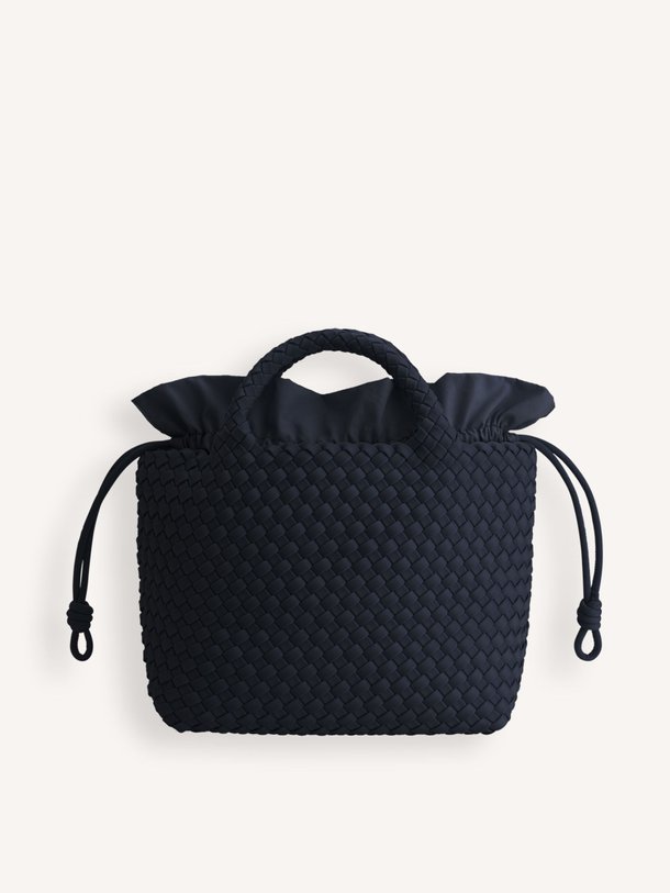 Ontdek de Gevlochten handtas midi van Marrea in de kleur donkerblauw bij Orangebag. Op werkdagen voor 21:45 besteld, morgen in huis.