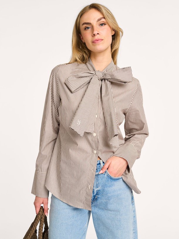 Ontdek de Gilou katoenen gestreepte blouse van Nathalie Vleeschouwer in de kleur bruin bij Orangebag. Op werkdagen voor 21:45 besteld, morgen in huis.