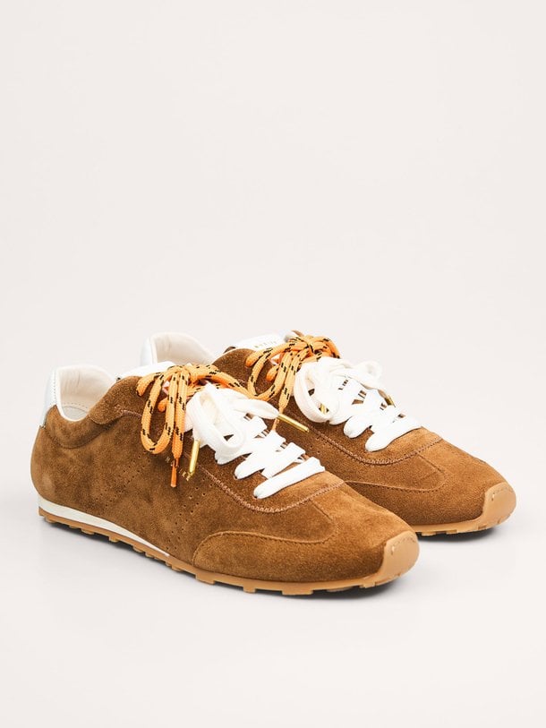 Ontdek de Billy Lou suède sneakers van Nubikk in de kleur cognac bij Orangebag. Op werkdagen voor 21:45 besteld, morgen in huis.