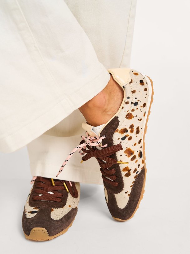 Ontdek de Billy Lou suède sneakers van Nubikk in de kleur donkerbruin bij Orangebag. Op werkdagen voor 21:45 besteld, morgen in huis.