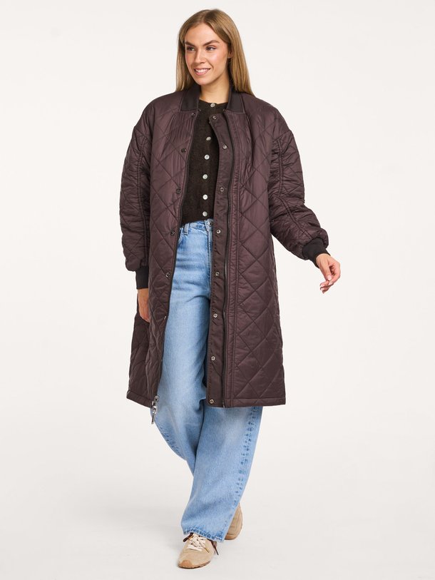 Ontdek de Helga geweven reversible boomberjack van My Essential Wardrobe in de kleur donkerbruin bij Orangebag. Op werkdagen voor 21:45 besteld, morgen in huis.