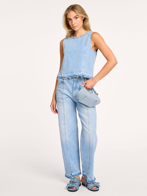 Ontdek de Medine denim top van Baum und Pferdgarten in de kleur blauw bij Orangebag. Op werkdagen voor 21:45 besteld, morgen in huis.