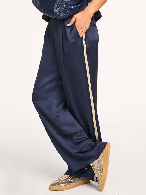 Ontdek de Geweven broek van Summum in de kleur donkerblauw bij Orangebag. Op werkdagen voor 21:45 besteld, morgen in huis.