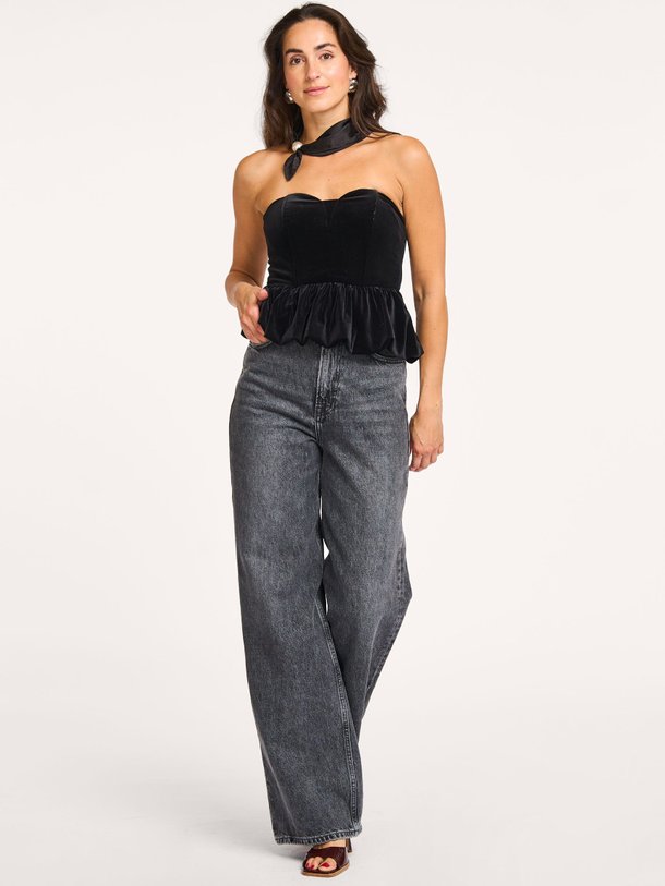 Ontdek de Vessi jersey velourse strapless top van Co'Couture in de kleur zwart bij Orangebag. Op werkdagen voor 21:45 besteld, morgen in huis.