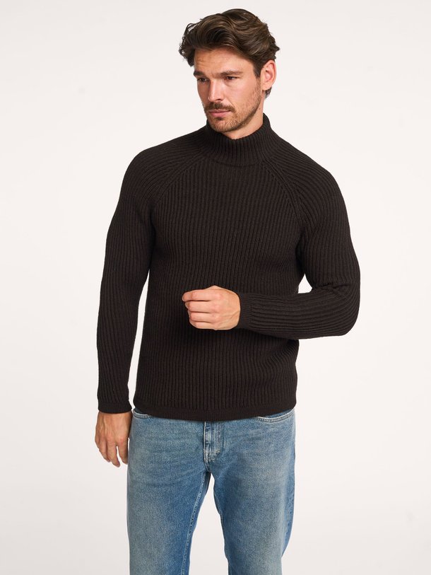 Ontdek de Arvid wolmix rib trui van Drykorn in de kleur donkerbruin bij Orangebag. Op werkdagen voor 21:45 besteld, morgen in huis.