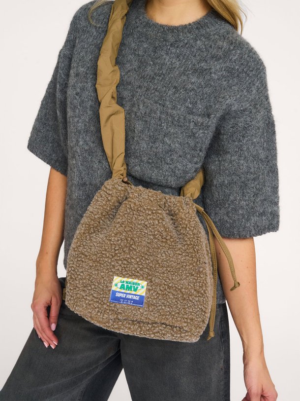 Ontdek de Hoktown geweven teddy crossbody tas van American Vintage in de kleur lichtbruin bij Orangebag. Op werkdagen voor 21:45 besteld, morgen in huis.