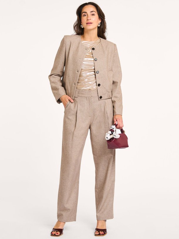 Ontdek de Meera wolmix gemêleerde broek van Co'Couture in de kleur taupe bij Orangebag. Op werkdagen voor 21:45 besteld, morgen in huis.