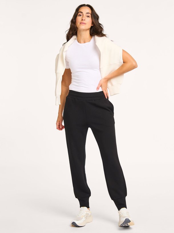 Ontdek de The Slim Cuff viscosemix joggingbroek van Varley in de kleur zwart bij Orangebag. Op werkdagen voor 21:45 besteld, morgen in huis.