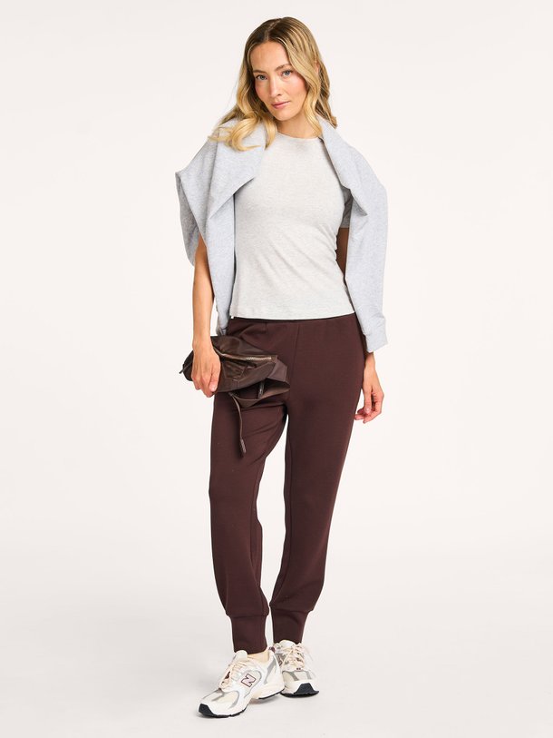 Ontdek de The Slim Cuff viscosemix joggingbroek van Varley in de kleur donkerbruin bij Orangebag. Op werkdagen voor 21:45 besteld, morgen in huis.