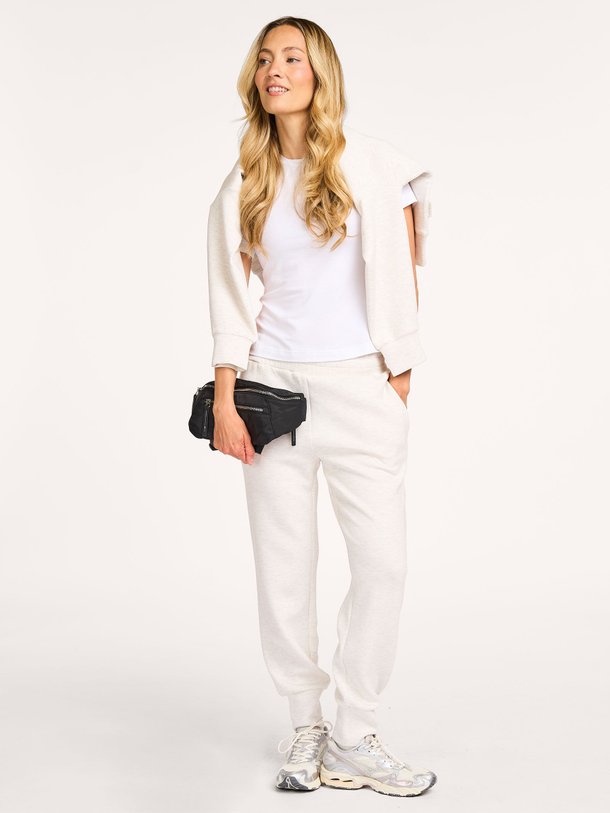 Ontdek de The Slim Cuff viscosemix joggingbroek van Varley in de kleur lichtgrijs bij Orangebag. Op werkdagen voor 21:45 besteld, morgen in huis.