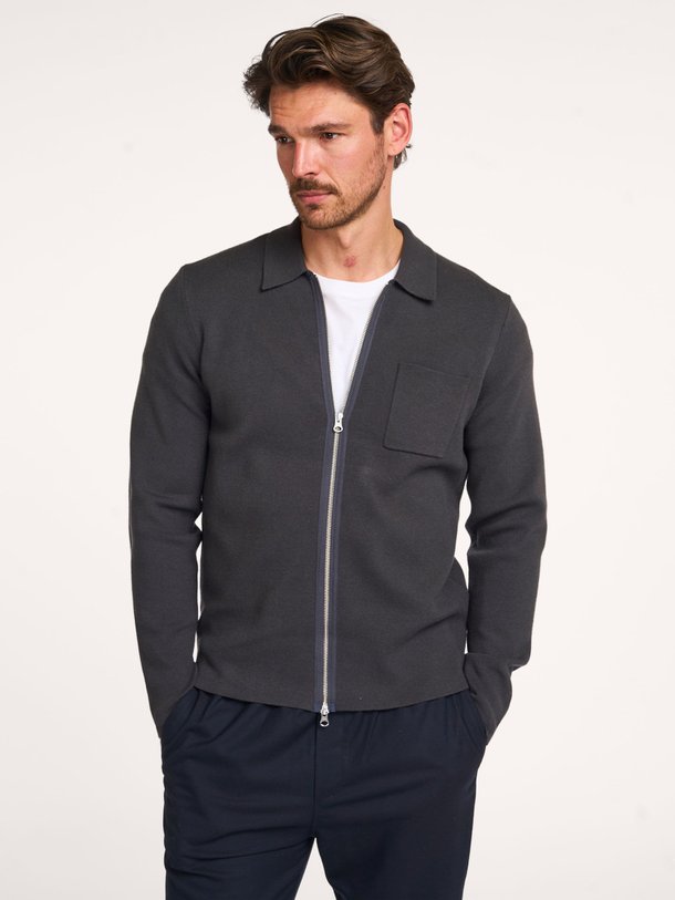 Ontdek de Guna viscosemix vest van Samsoe Samsoe in de kleur antraciet bij Orangebag. Op werkdagen voor 21:45 besteld, morgen in huis.