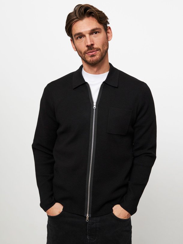 Ontdek de Guna super soft viscosemix vest van Samsoe Samsoe in de kleur zwart bij Orangebag. Op werkdagen voor 21:45 besteld, morgen in huis.