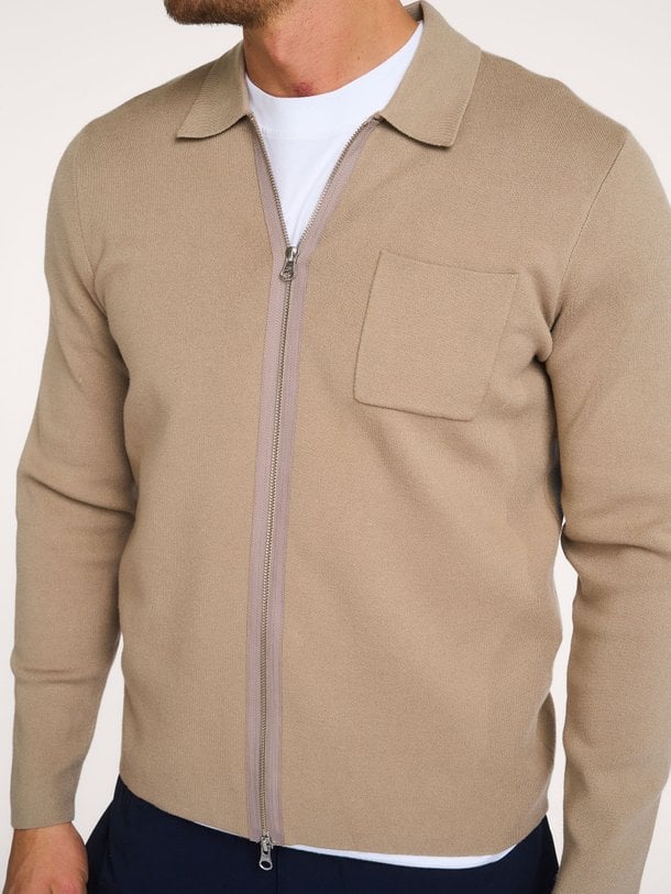 Ontdek de Guna viscosemix super soft vest van Samsoe Samsoe in de kleur zand bij Orangebag. Op werkdagen voor 21:45 besteld, morgen in huis.