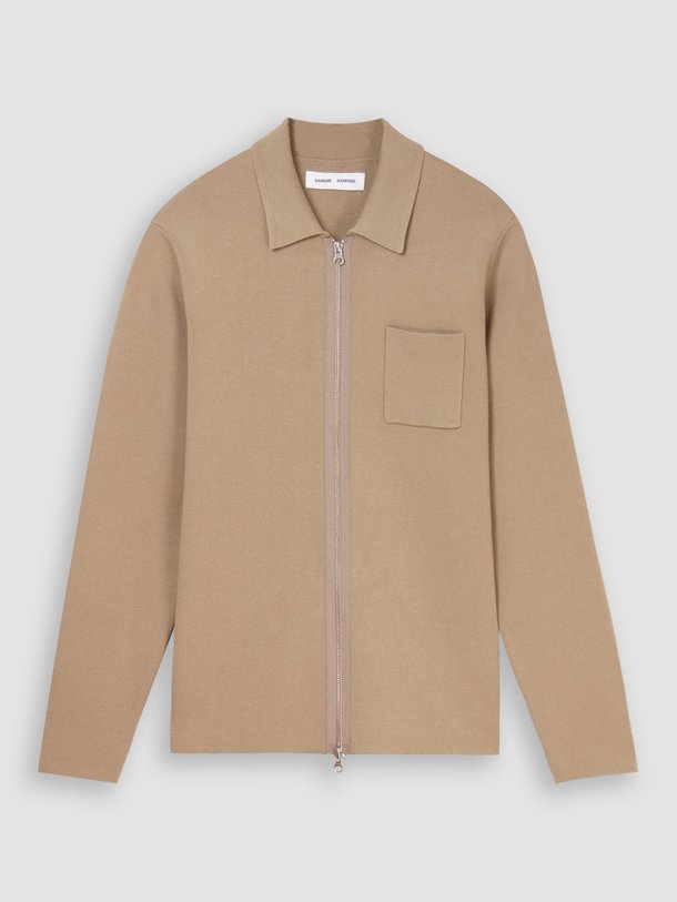 Ontdek de Guna viscosemix super soft vest van Samsoe Samsoe in de kleur zand bij Orangebag. Op werkdagen voor 21:45 besteld, morgen in huis.