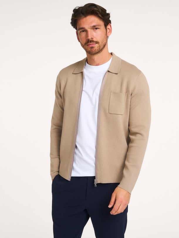 Ontdek de Guna viscosemix super soft vest van Samsoe Samsoe in de kleur zand bij Orangebag. Op werkdagen voor 21:45 besteld, morgen in huis.