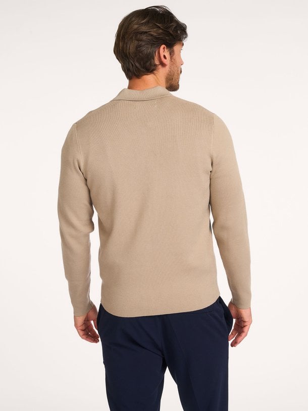 Ontdek de Guna viscosemix super soft vest van Samsoe Samsoe in de kleur zand bij Orangebag. Op werkdagen voor 21:45 besteld, morgen in huis.