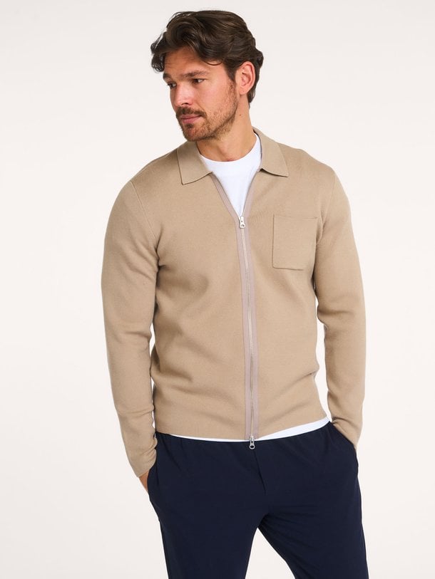 Ontdek de Guna viscosemix super soft vest van Samsoe Samsoe in de kleur zand bij Orangebag. Op werkdagen voor 21:45 besteld, morgen in huis.