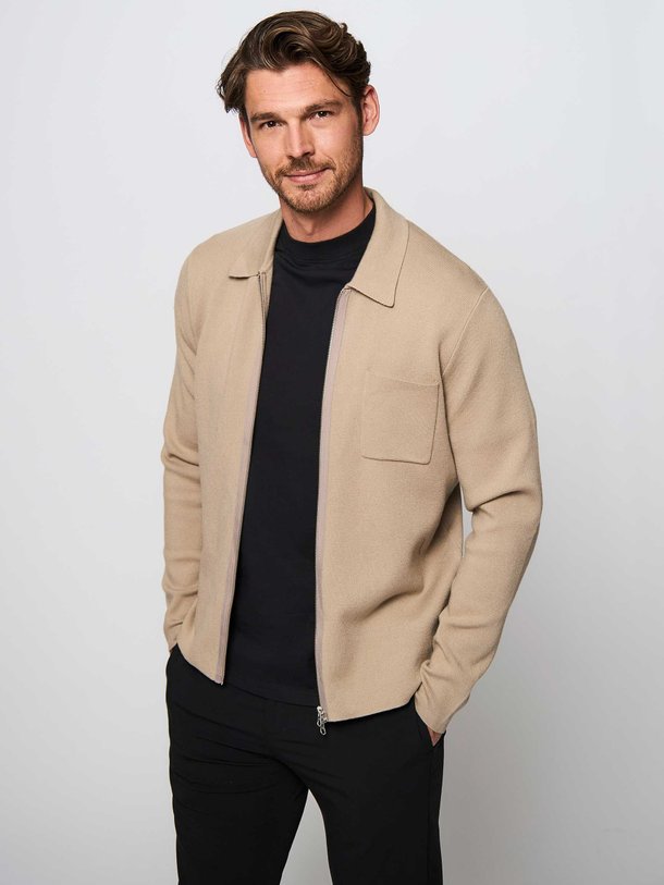 Ontdek de Guna viscosemix super soft vest van Samsoe Samsoe in de kleur zand bij Orangebag. Op werkdagen voor 21:45 besteld, morgen in huis.