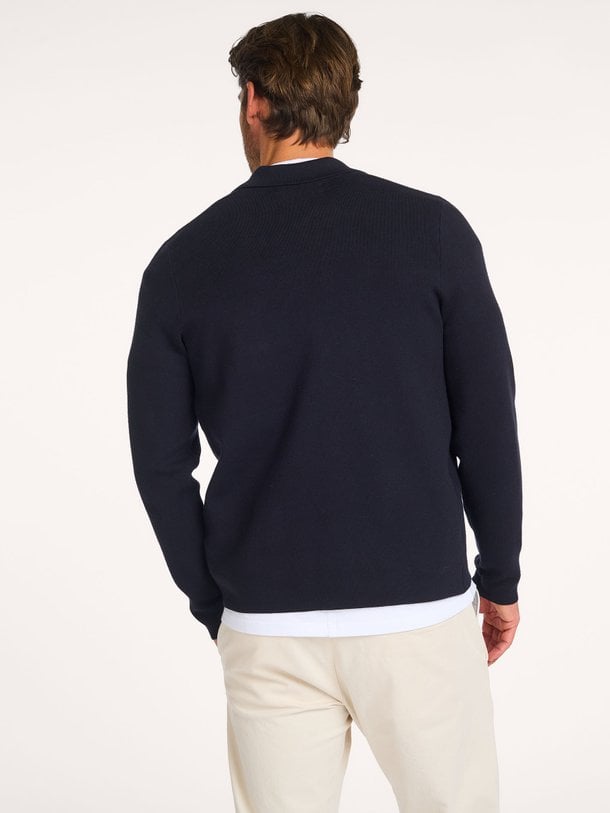 Samsoe Samsoe Guna - Super Soft Viscosemix Vest - Donkerblauw Ontdek de Guna super soft viscosemix vest van Samsoe Samsoe in de kleur donkerblauw bij Orangebag. Op werkdagen voor 21:45 besteld, morgen in huis.