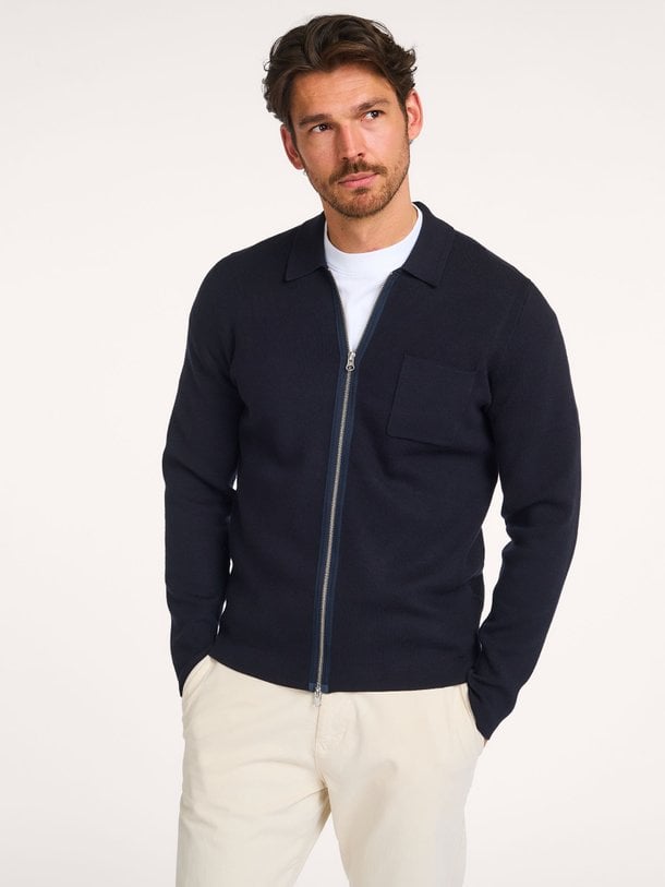 Samsoe Samsoe Guna - Super Soft Viscosemix Vest - Donkerblauw Ontdek de Guna super soft viscosemix vest van Samsoe Samsoe in de kleur donkerblauw bij Orangebag. Op werkdagen voor 21:45 besteld, morgen in huis.