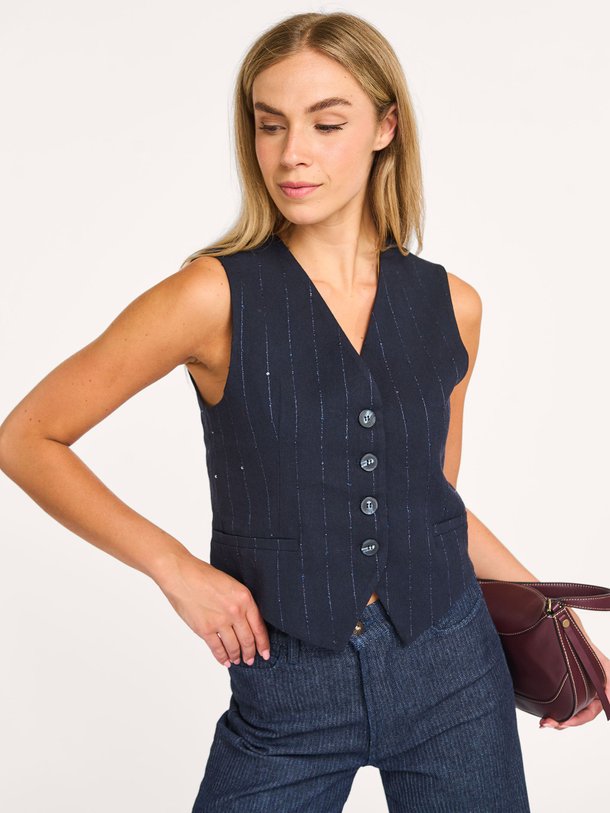 Ontdek de Lynn katoenmix gilet met lurex van By-Bar in de kleur donkerblauw bij Orangebag. Op werkdagen voor 21:45 besteld, morgen in huis.