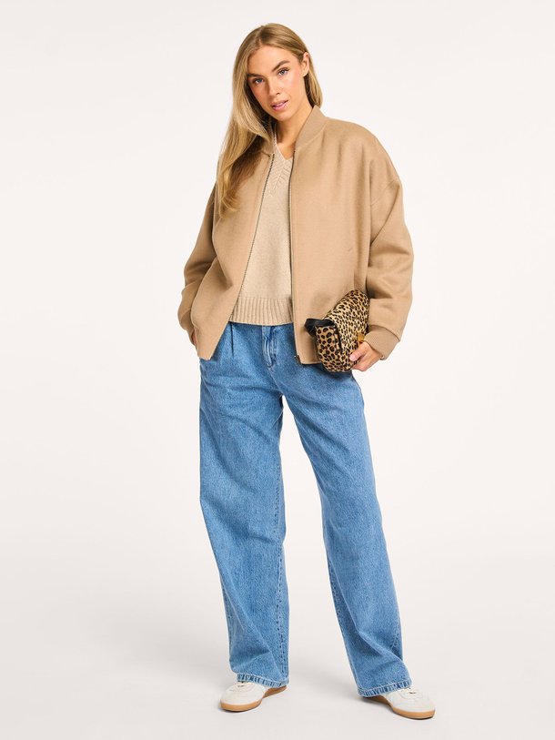 Ontdek de Behance mid waist loose fit jeans van Drykorn in de kleur blauw bij Orangebag. Op werkdagen voor 21:45 besteld, morgen in huis.