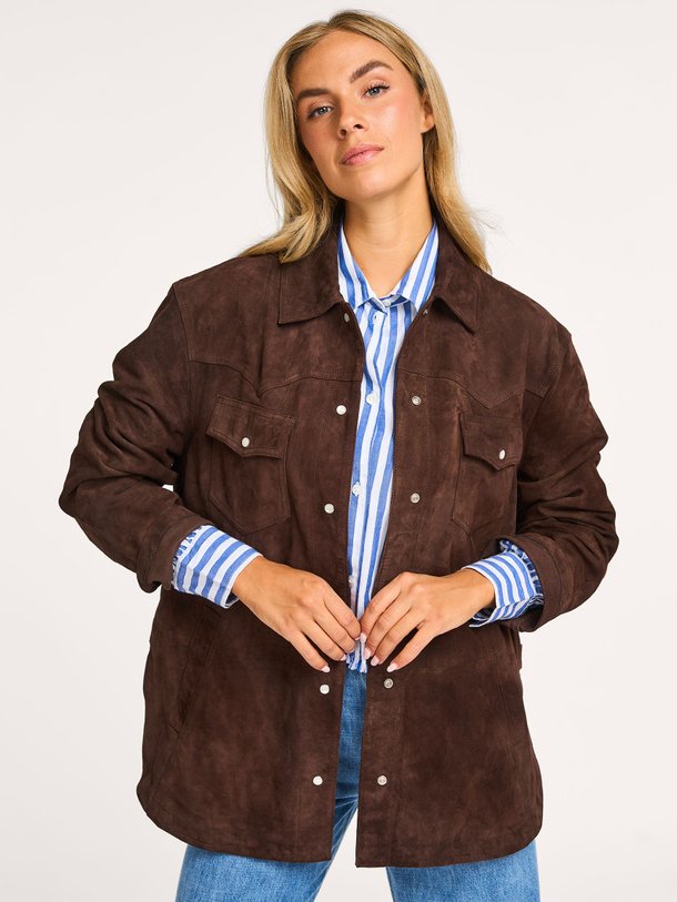 Ontdek de Georgia suède overshirt van Alter Ego in de kleur donkerbruin bij Orangebag. Op werkdagen voor 21:45 besteld, morgen in huis.