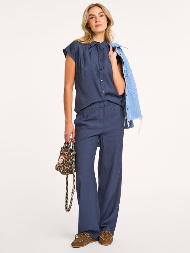 Ontdek de Nicki eco vero viscosemix blouse van Modstrom in de kleur donkerblauw bij Orangebag. Op werkdagen voor 21:45 besteld, morgen in huis.