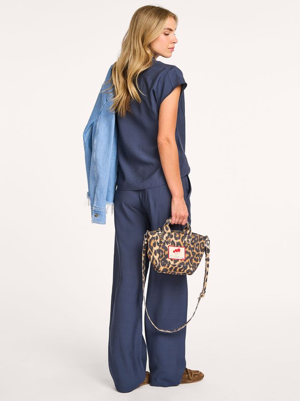 Ontdek de Nicki eco vero viscosemix blouse van Modstrom in de kleur donkerblauw bij Orangebag. Op werkdagen voor 21:45 besteld, morgen in huis.