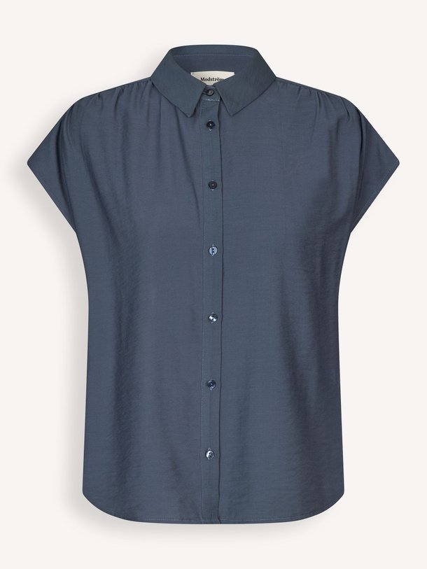Ontdek de Nicki eco vero viscosemix blouse van Modstrom in de kleur donkerblauw bij Orangebag. Op werkdagen voor 21:45 besteld, morgen in huis.