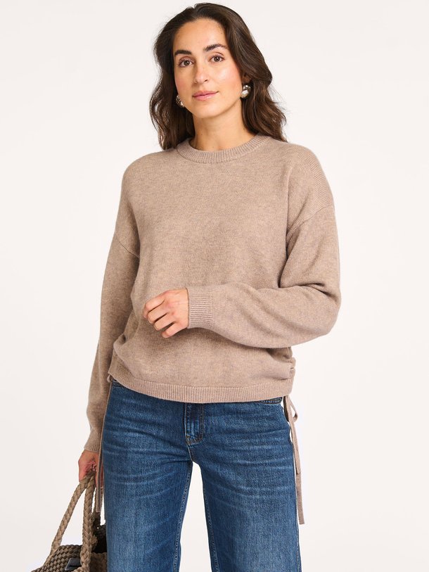 Ontdek de Row gebreide trui van Co'Couture in de kleur champagne bij Orangebag. Op werkdagen voor 21:45 besteld, morgen in huis.