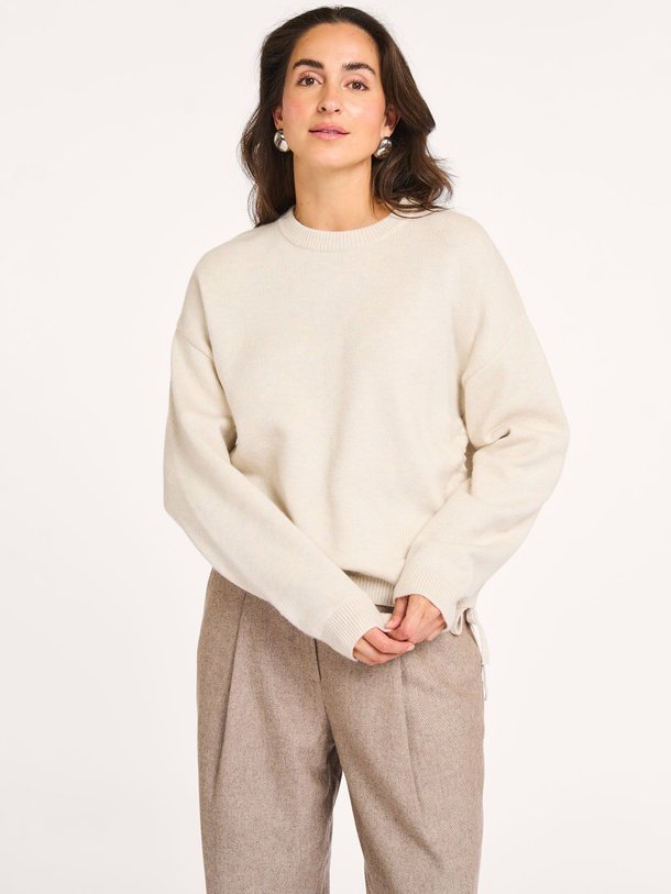 Ontdek de Row gebreide trui van Co'Couture in de kleur ecru bij Orangebag. Op werkdagen voor 21:45 besteld, morgen in huis.