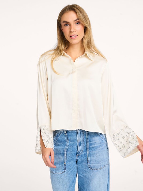 Ontdek de Carmen viscosemix blouse met pailletten van Karen By Simonsen in de kleur ecru bij Orangebag. Op werkdagen voor 21:45 besteld, morgen in huis.