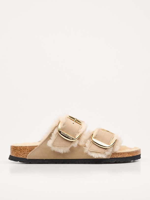 Ontdek de Arizona nubuck big buckle shearling slippers van Birkenstock in de kleur lichtbruin bij Orangebag. Op werkdagen voor 21:45 besteld, morgen in huis.