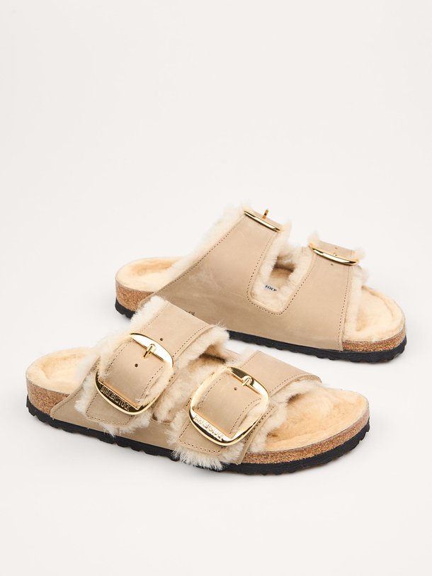 Ontdek de Arizona nubuck big buckle shearling slippers van Birkenstock in de kleur lichtbruin bij Orangebag. Op werkdagen voor 21:45 besteld, morgen in huis.