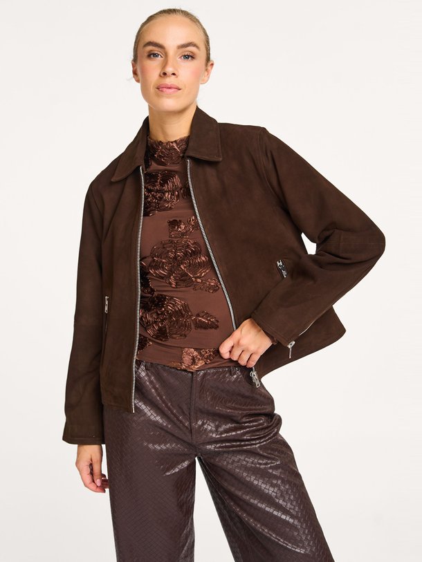 Ontdek de Nima suède jack van Modstrom in de kleur donkerbruin bij Orangebag. Op werkdagen voor 21:45 besteld, morgen in huis.