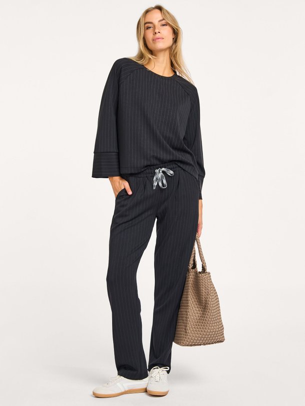 Ontdek de Modalmix krijtstreep broek van Summum in de kleur zwart bij Orangebag. Op werkdagen voor 21:45 besteld, morgen in huis.