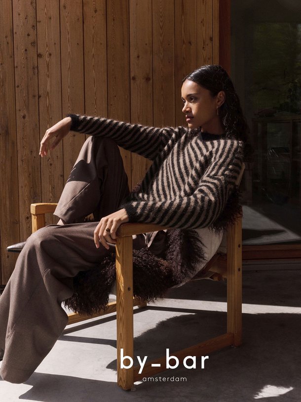 Ontdek de Diagonal alpacamix gestreepte trui van By-Bar in de kleur zwart bij Orangebag. Op werkdagen voor 21:45 besteld, morgen in huis.